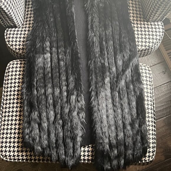 GUESS black faux-fur sleeveless vest - Picture 6 of 6